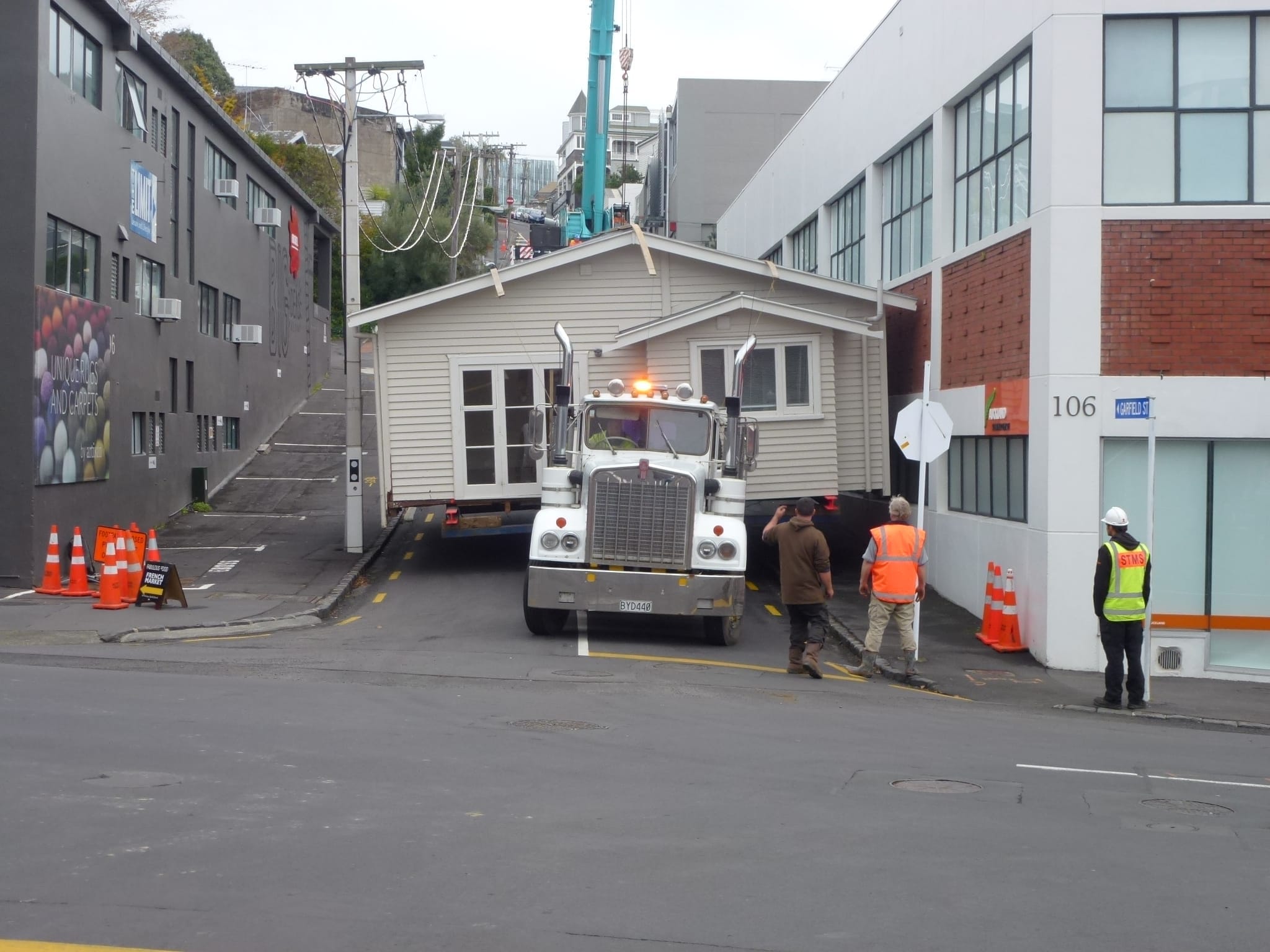 House relocation in an urban street with truck transport and traffic management